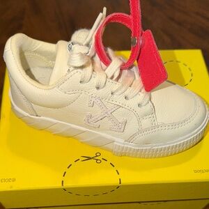 Off-White Cream Kids Sneakers with Red Tag